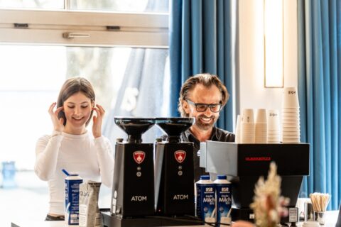 Barista Dritan Alsela an der Kaffeemaschine auf dem PowWow Sports Festival 2024