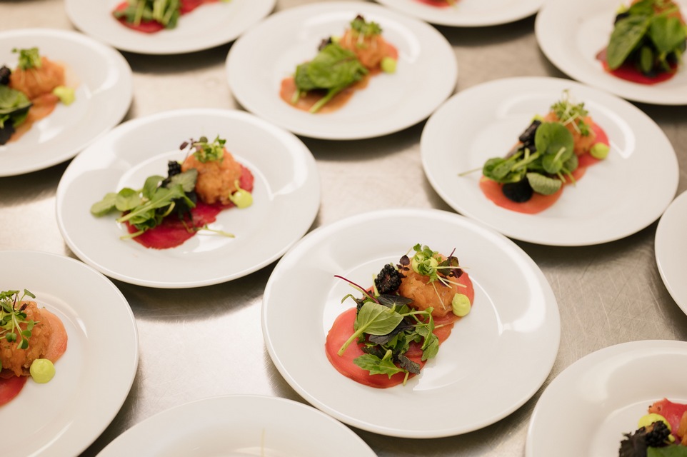 Carpaccio von der Chioggia Beete mit Lachstartar – Die Vorspeise wird angerichtet - Stockheim Catering - Rheinterrasse Düsseldorf